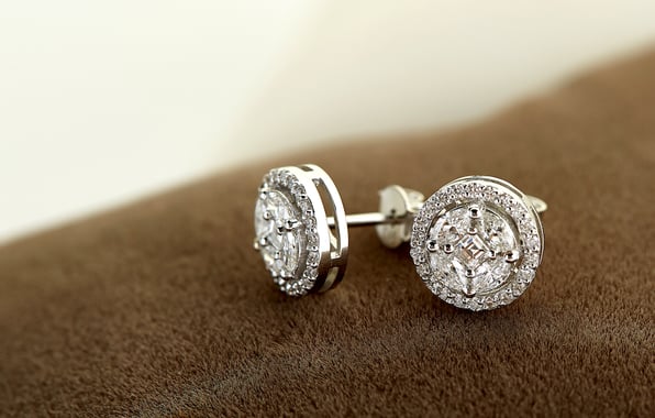  A pair of round diamond earring studs. 