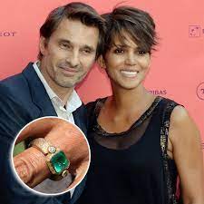 halle-berry-and-olivier-martinez-engagement-ring