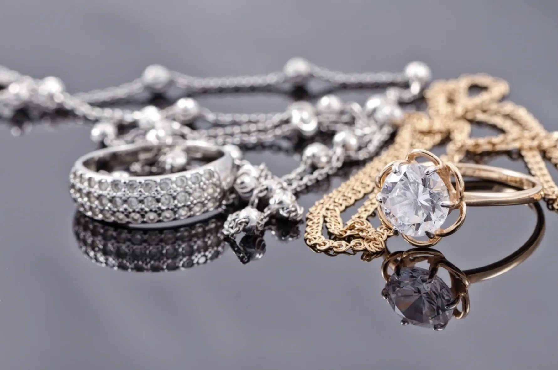 A collection of mixed metal jewellery in gold and silver.